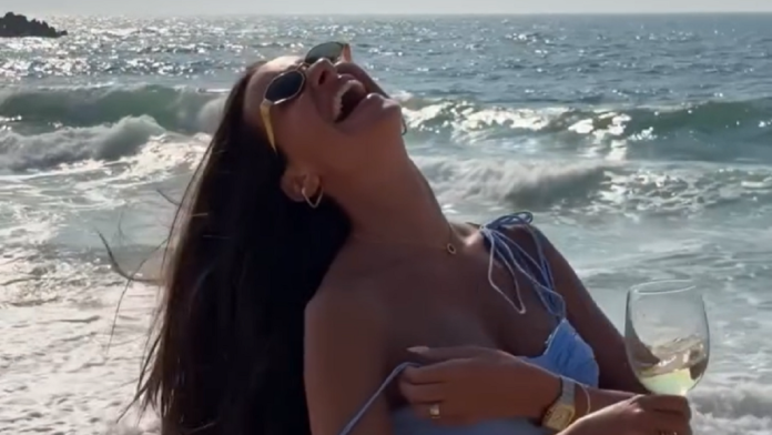 kosjerini-spada-bretela-na-plazi,-a-ne-ispusta-casu-vina-voditeljka-rts-a-se-skroz-opustila:-zacenila-se-od-smeha-(video)