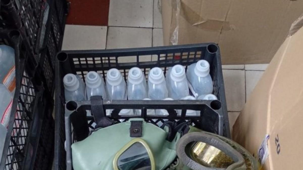 gas-maske,-motorole,-petarde,-radio-stanice-evo-sta-su-pripadnici-ukp-danas-pronasli-i-zgradi-rektorata-(foto) gas-maske,-motorole,-petarde,-radio-stanice-evo-sta-su-pripadnici-ukp-danas-pronasli-i-zgradi-rektorata-(foto)