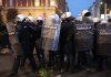 DEMONSTRANTI GAÐALI POLICIJU Napeto na Trgu republike, prisutna i Žandarmerija: Privedeno više lica, blokiran saobraćaj (FOTO, VIDEO) demonstranti-gadali-policiju-napeto-na-trgu-republike,-prisutna-i-zandarmerija:-privedeno-vise-lica,-blokiran-saobracaj-(foto,-video)