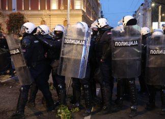 DEMONSTRANTI GAÐALI POLICIJU Napeto na Trgu republike, prisutna i Žandarmerija: Privedeno više lica, blokiran saobraćaj (FOTO, VIDEO) demonstranti-gadali-policiju-napeto-na-trgu-republike,-prisutna-i-zandarmerija:-privedeno-vise-lica,-blokiran-saobracaj-(foto,-video)