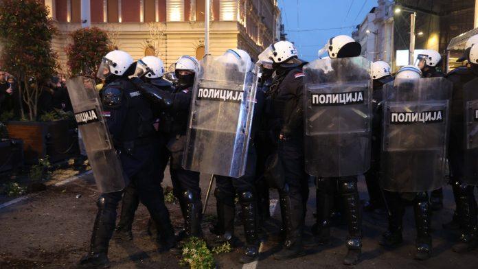 demonstranti-gadali-policiju-napeto-na-trgu-republike,-prisutna-i-zandarmerija:-privedeno-vise-lica,-blokiran-saobracaj-(foto,-video)