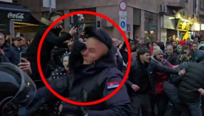 brnabic-objavila-sliku-napada-na-policajca-i-porucila-eu:-dosta-je-bilo,-vladavina-prava-i-sloboda-okupljanja-ne-znaci-anarhiju!