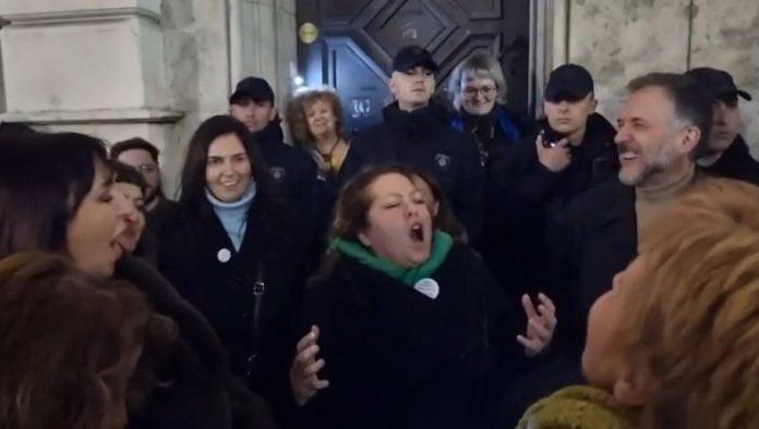 hitno-u-lazu,-hitno!-blokaderi-pevaju-blizu-mesta-gde-je-poginula-studentkinja-(video)