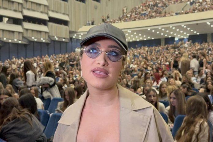 sok!-ovako-se-pojavila-na-koncertu-jakova-jozinovica!-sve-se-providi-ispod-sakoa!-milica-jokic-progovorila-o-skandalu-colinog-naslednika!-(video)