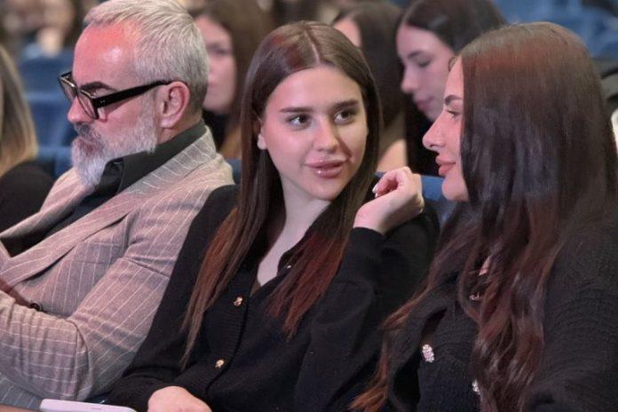 mlada-cerka-zdravka-colica-u-nikad-kracem-minicu-na-koncertu-jakova-jozinovica!-lepa-lara-(19)-otela-svu-paznju-prisutnih!-(vdeo,-gaerija)