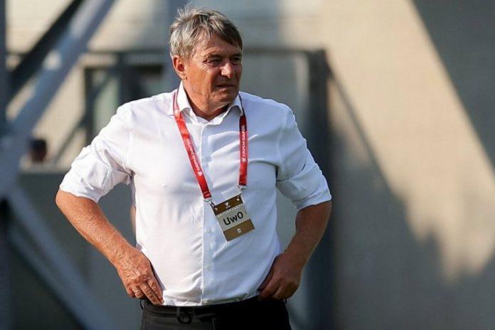 evo-sta-radi-piksi-dok-igra-srbija:-bivsi-selektor-“orlova”-sokirao-potezom-na-dan-meca-sa-saudijskom-arabijom!-(foto)