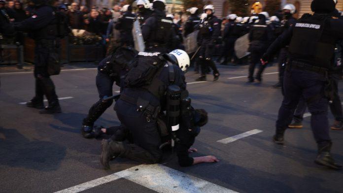 oglasilo-se-vise-javno-tuzilastvo-nakon-nereda-ispred-rektorata:-“bice-preduzete-mere-u-pravcu-krivicnog-gonjenja-protiv-svih-koji-su-napali-pripadnike-mup”