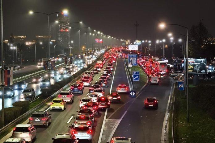 presek-stanja-na-putevima-i-granicama:-bez-guzvi-za-automobile-na-granicnim-prelazima,-kamioni-cekaju-do-sest-sati