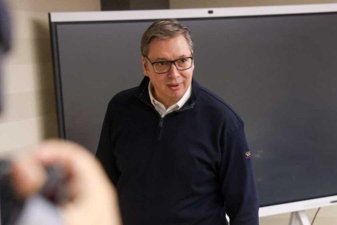 “to-govori-o-njihovom-neznanju-i-neodgovornosti”-vucic:-izvinio-sam-se-kineskim-gostima-iz-pokrajine-habej-zbog-rasistickih-komentara