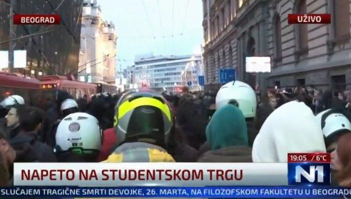 dokicevci-zele-da-seciraju-srbe-u-zutoj-kuci:-blokaderi-teroristi-skandiraju-“uck”-(video)