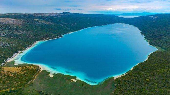 ovom-hrvatskom-jezeru-strogo-je-zabranjen-pristup!-svojom-lepotom-ostavlja-bez-daha,-a-od-njega-zavisi-zivot-dva-ostrva