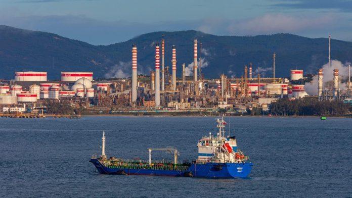 rat-u-iranu-kosta-zemlje-u-persijskom-zalivu-vise-od-50-milijardi-dolara:-ovo-su-“najveci-gubitnici-i-dobitnici”-energetske-krize