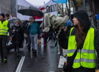 KOLEKTIVNA ŠIZOFRENIJA BLOKADERA I OPOZICIJE: Pevaju i vesele se u blizini mesta pogibije studentkinje kolektivna-sizofrenija-blokadera-i-opozicije:-pevaju-i-vesele-se-u-blizini-mesta-pogibije-studentkinje