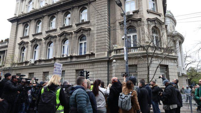 protest-ispred-predsednistva,-deo-ulice-kralja-milana-zatvoren-za-saobracaj