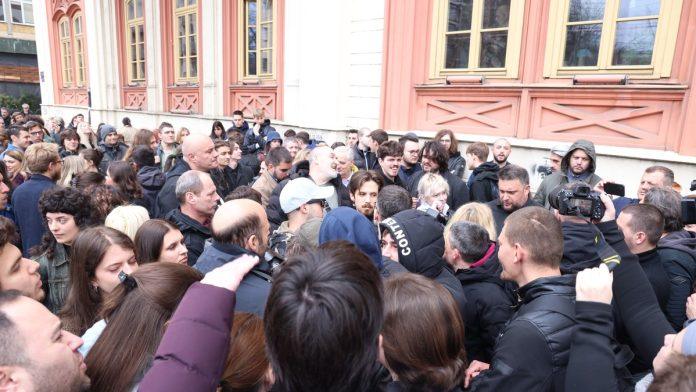 muskarac-zadrzan-u-policiji-nakon-sto-je-vikao-“smrt-vucicu”-i-“smrt-jevrejima”