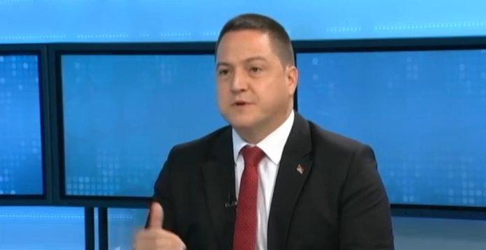 ameba-u-stalnoj-potrazi-za-sigurnom-kucom!-i-blokaderi-otpisali-branka-ruzica:-ili-izadi-iz-stranke-ili-ucuti,-neces-preleteti!-(foto)