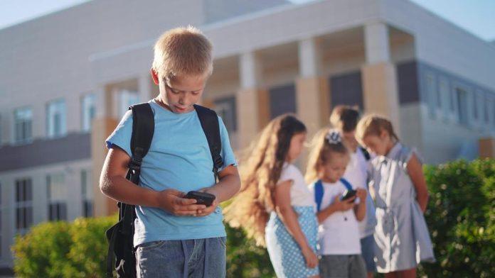 telefon-im-treba-da-pitaju-baku-kako-je:-evo-sta-sve-kazu-daci-o-zabrani-mobilnih-u-skolama!-i-odgovori-roditelja-sokiraju