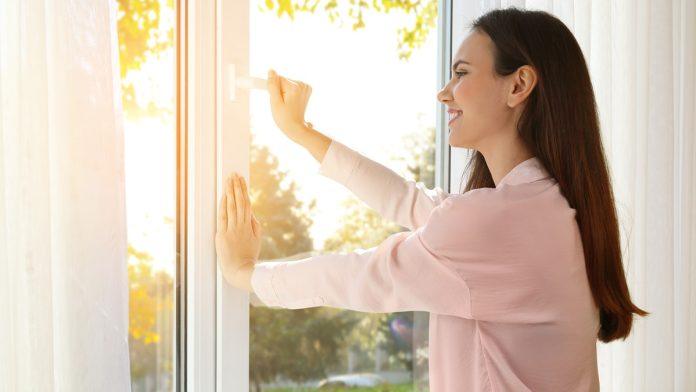 stiglo-upozorenje:-ne-otvarajte-prozore-pre-22-sata,-mnogi-prave-istu-gresku-koja-steti-zdravlju