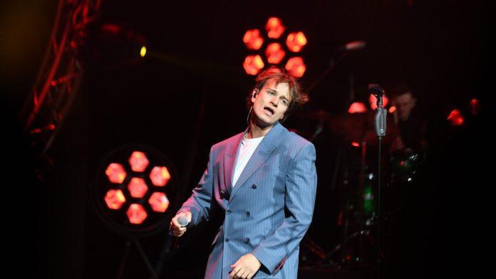 jakov-jozinovic-poslao-poruku-cetinskom-“mladost-bira-buducnost,-bira-ono-bolje”,-evo-sta-kaze-na-pitanje-da-li-ga-je-zvao-toni:-posle-koncerta-spomenuo-i-beogradanke-(video)