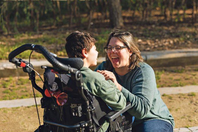 evo-sta-podrazumeva-novi-zakon-roditelj-negovatelj:-briga-o-deci-sa-ostecenima-od-sada-i-na-drzavi-–-ovo-su-benefiti-za-porodice