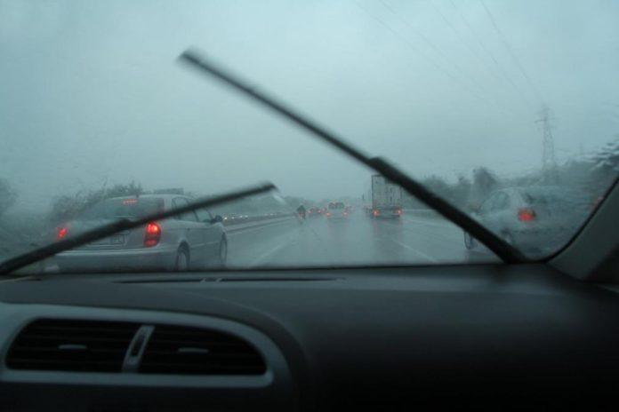 vozaci,-oprez:-ova-3-znaka-otkrivaju-da-su-vam-brisaci-za-hitnu-zamenu