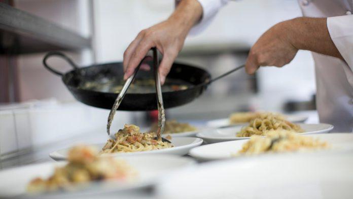 u-rusiji-napravljena-prva-kasa-sa-vestackom-inteligencijom-za-kafice-i-restorane