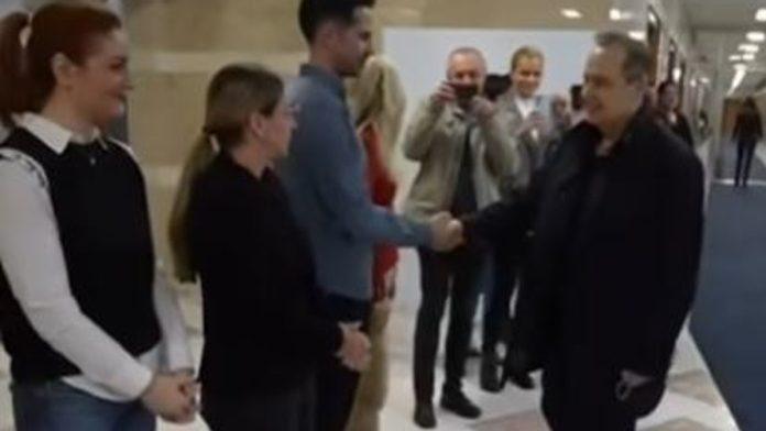 “iza-mene-su-dani-koji-menjaju-pogled-na-zivot”-dacic-se-vratio-na-posao-uz-docek-zaposlenih-(video)