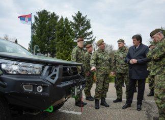 Novih 100 terenskih vozila za jedinice Vojske Srbije! Ministar Gašić: Dodatno unapredili sposobnosti za izvršavanje zadataka u svim uslovima na terenu (foto) novih-100-terenskih-vozila-za-jedinice-vojske-srbije!-ministar-gasic:-dodatno-unapredili-sposobnosti-za-izvrsavanje-zadataka-u-svim-uslovima-na-terenu-(foto)