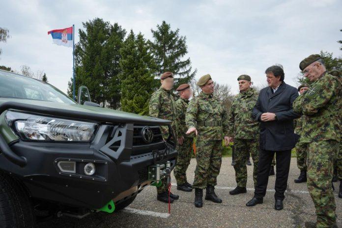 novih-100-terenskih-vozila-za-jedinice-vojske-srbije!-ministar-gasic:-dodatno-unapredili-sposobnosti-za-izvrsavanje-zadataka-u-svim-uslovima-na-terenu-(foto)