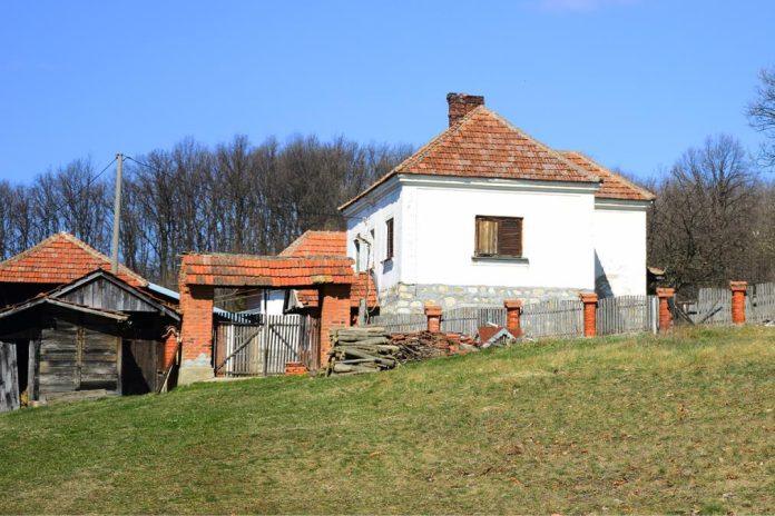 srbin-prodaje-kucu-za-12.000e:-ugradena-pvc-stolarija,-laminat,-ali-ima-jednu-manu