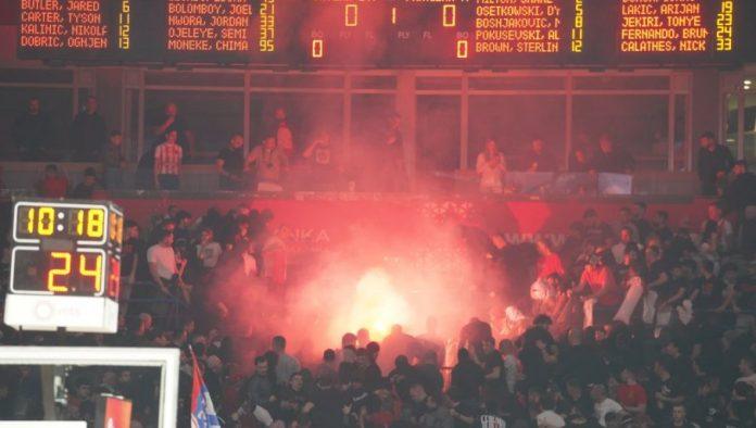 spektakularna-koreografija-delija-pred-veciti-derbi!-evo-kako-su-navijaci-zvezde-docekali-svoje-ljubimce!-(video)