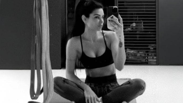 “doktor-mi-je-izvadio-pola-nosa-i-isekao-tkivo”-poznata-srpkinja-zbog-silikona-prosla-pakao,-a-sada-izgleda-brutalno-dobro:-pokazala-trbusnjake-posle-tri-porodaja