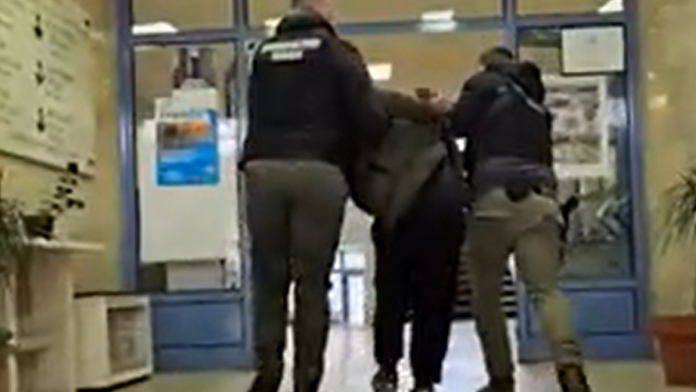 (video)-stavili-mu-lisice,-pa-ga-pognutog-uveli-u-stanicu!-ovako-je-uhapsen-silovatelj-iz-merosine:-napao-taksistkinju-(27),-i-ranije-osudivan