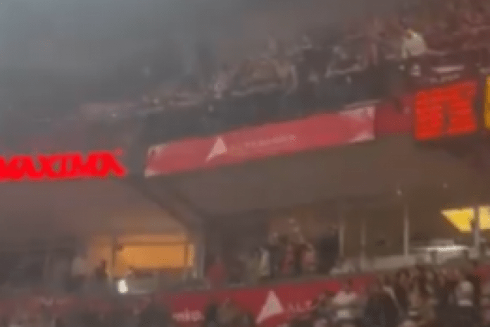 haos-u-areni:-grobari-zasipaju-bakljama-i-petardama,-ne-obaziru-se-na-decu-(video)