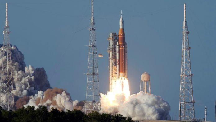 drama-na-putu-za-mesec-astronautima-se-pokvario-toalet-cim-su-poleteli:-zena-zasukla-rukave-i-popravila-ga