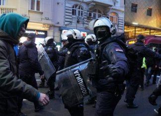 TERORISTIČKI NAPAD ĐOKIĆEVIH BLOKADERA: Napadali policajce i pozivali na njihovo ubistvo! (VIDEO) teroristicki-napad-dokicevih-blokadera:-napadali-policajce-i-pozivali-na-njihovo-ubistvo!-(video)