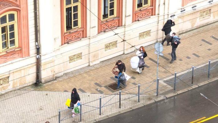 studenti-u-blokadi-napustaju-zgradu-rektorata-univerziteta-u-beogradu-(foto,-video)