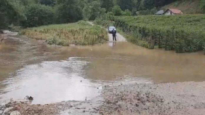 izlila-se-reka,-bujica-protutnjala-selom-drama-kod-ivanjici:-obilne-padavine-napravile-haos-na-putevima-i-njivama