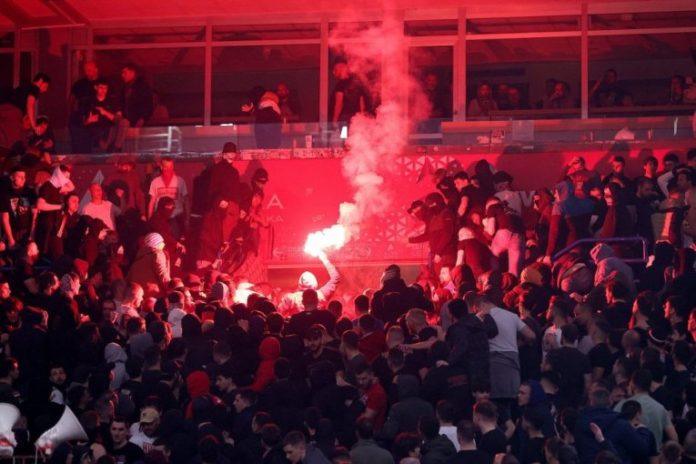 letele-baklje-i-kante:-pogledajte-tucu-navijaca-iz-arene-iz-novog-ugla-(video)