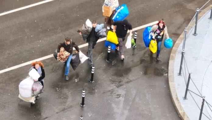 seoba-blokadera-sa-rektorata:-iznose-prepune-plasticne-kesetine-za-dubre-i-trpaju-ih-u-kamion-(foto)