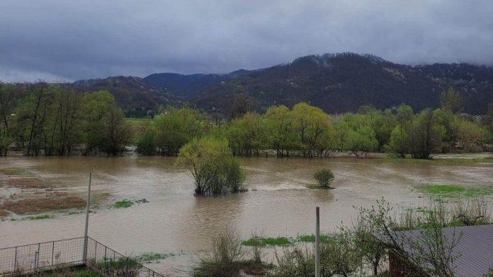 (foto)-izlila-se-zapadna-morava!-apokalipticne-scene-kod-pozege:-polja-potopljena,-putevi-prekinuti!