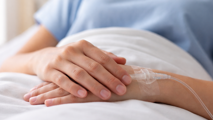 zena-usetala-u-bolnicu-bez-koze-na-glavi-ljudi-je-pronasli-na-ulici:-kada-su-ovo-pronasli-u-torbi,-odmah-su-pozvali-policiju