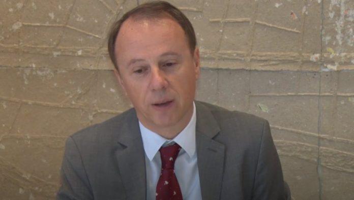 ljubicanovic-pokopao-lazi-rektora-“pa-nije-policija-dosla-da-mu-menja-nastavni-plan-i-program”-(video)