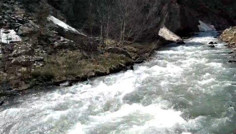 muskarca-ubilo-stravicno-nevreme:-automobilom-upao-u-reku,-pa-nestao-bez-traga muskarca-ubilo-stravicno-nevreme:-automobilom-upao-u-reku,-pa-nestao-bez-traga