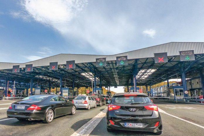 ocekuju-se-guzve-na-granicama-zbog-uskrsa!-oglasio-se-amss:-kamioni-cekaju-do-dva-sata,-evo-kakvo-je-stanje-za-putnicka-vozila