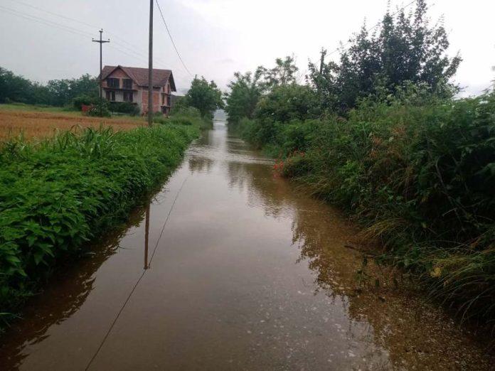 kisa-napravila-probleme-u-lucanima-i-pozegi,-ali-nema-opasnosti:-mup-i-sektor-za-vanredne-situacije-aktivno-prate-teren-i-saniraju-posledice-poplavnog-talasa