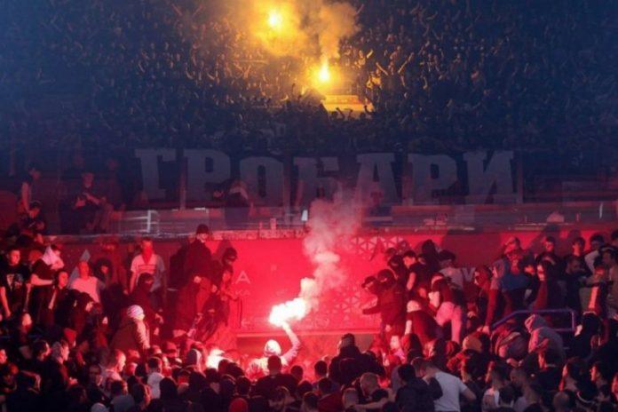 delije-i-grobari,-dokle,-bre,-vise:-incidenti-u-areni-umalo-nisu-upropastili-derbi-(video)