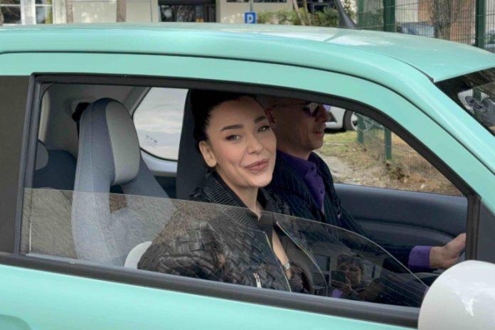 ovo-je-decko-sanje-vucic!-pevacica-ga-krije-kao-zmija-noge,-slucajno-snimljeni-ovde!-(video)