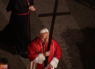 (FOTO) Papa Lav XIV lično nosio drveni krst kroz svih 14 stanica Krsnog puta u Koloseumu (foto)-papa-lav-xiv-licno-nosio-drveni-krst-kroz-svih-14-stanica-krsnog-puta-u-koloseumu