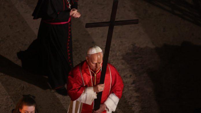 (foto)-papa-lav-xiv-licno-nosio-drveni-krst-kroz-svih-14-stanica-krsnog-puta-u-koloseumu